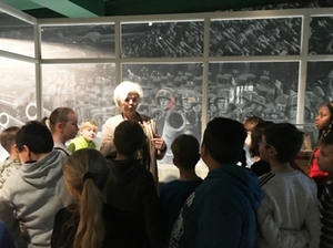 Die Lehrerin erklärt den Schülern die Ausstellung des Stadtmuseums