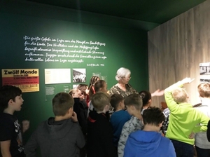 Die Lehrerin erklärt den Schülern die Ausstellung des Stadtmuseums