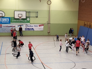 Kinder spielen in der Sporthalle