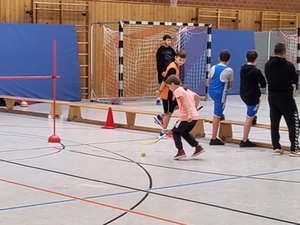 Ein Mädchen spielt Hockey