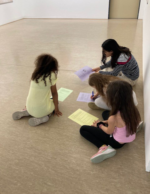 Grundschulkinder bearbeiten Fragen zur Ausstellung