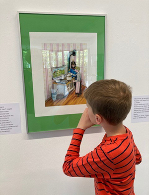 Ein Schüler betrachtet ein Bild in der Ausstellung