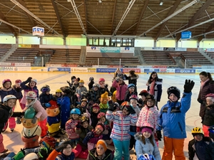 Grundschüler beim Eislaufen in der Eishalle