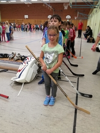 Eine Schülerin mit einem Eishockeyschläger beim Sportprojekttag