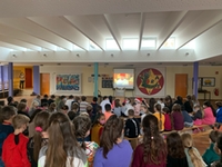 Am Vorlesetag versammelten sich alle Schüler in der Aula um das Video von Benoby anzusehen