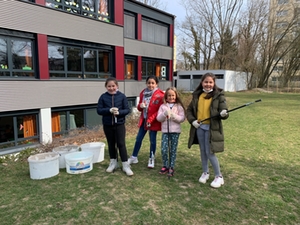 Die Schüler sammeln Müll im Schulgarten