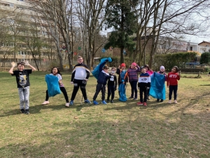 Spaß beim Müll sammeln im Schulgarten