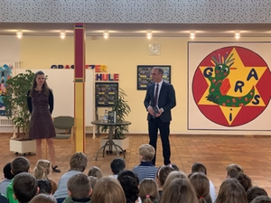 Bürgermeister Robert Pötzsch spricht mit den Kindern am Vorlesetag
