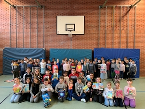 Teilnehmende Kinder am Vorlesetag in der Schulturnhalle