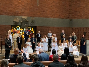 Kinder bei der Erstkommunion in der Christkönigkirche