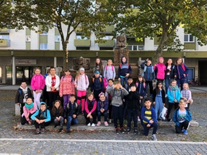 Wandertag 3. Klassen Gruppenfoto am Brunnen am Sartrouvilleplatz