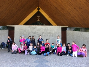 Wandertag 3. Klassen Gruppenfoto im Stadtpark-Pavillion