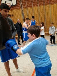 Ein Schüler probiert sich am Boxen beim Sportprojekttag