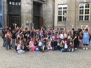 Gruppenfoto der Schulklasse vor dem Deutschen Museum