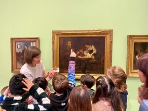Museumsvolontärin Katharina König (l.) stellte Fragen zum dem Bild, welche von den Kindern rege und treffend beantwortet wurden..jpg