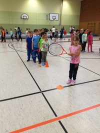 Kinder spielen Tennis am Sportprojekttag